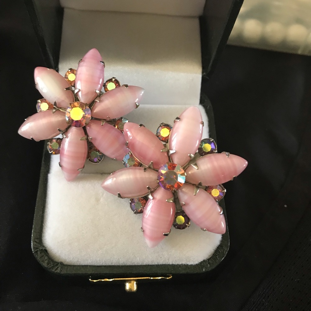 Vintage Weiss Pink Milk Glass Clip On Earrings